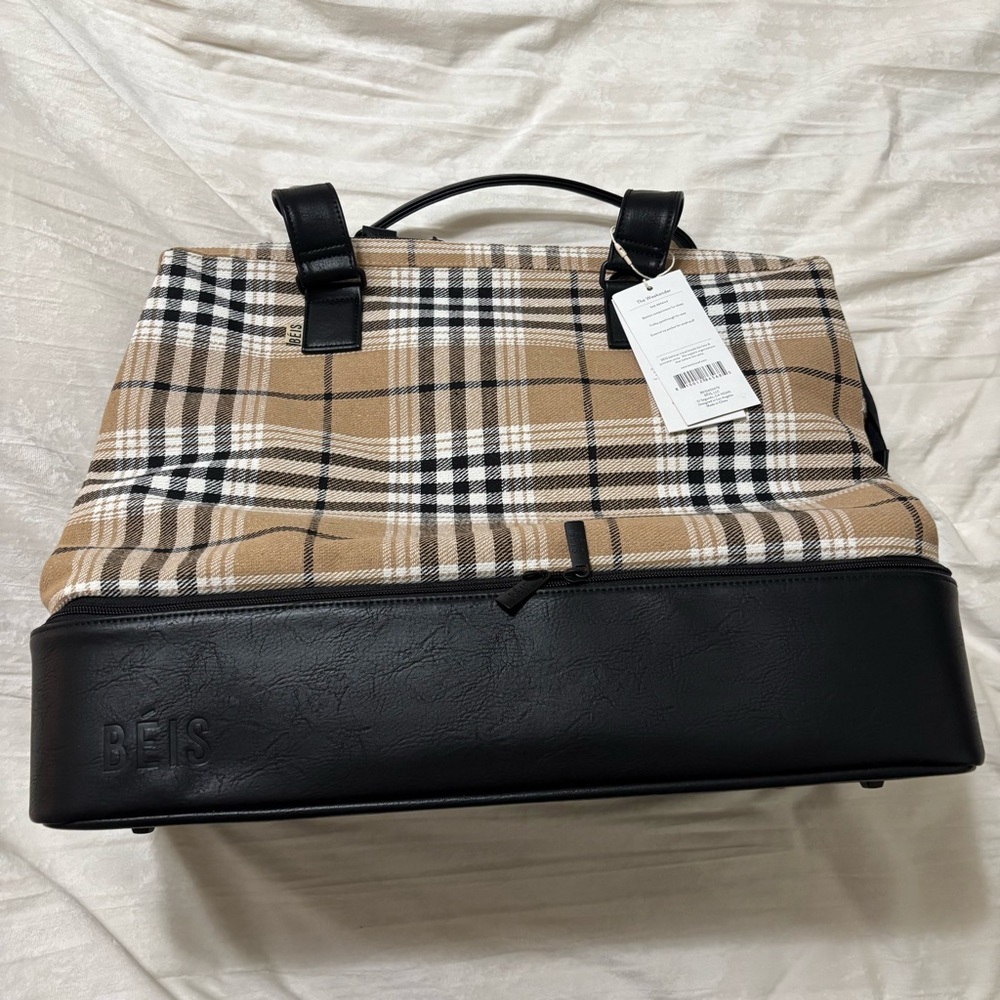 BÉIS plaid weekender. NWT